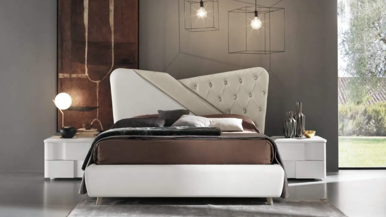 Letto con testiera in ecopelle bianca e tortora, impreziosita da cristalli Swarovsky Levante Capitonné di Euro Design